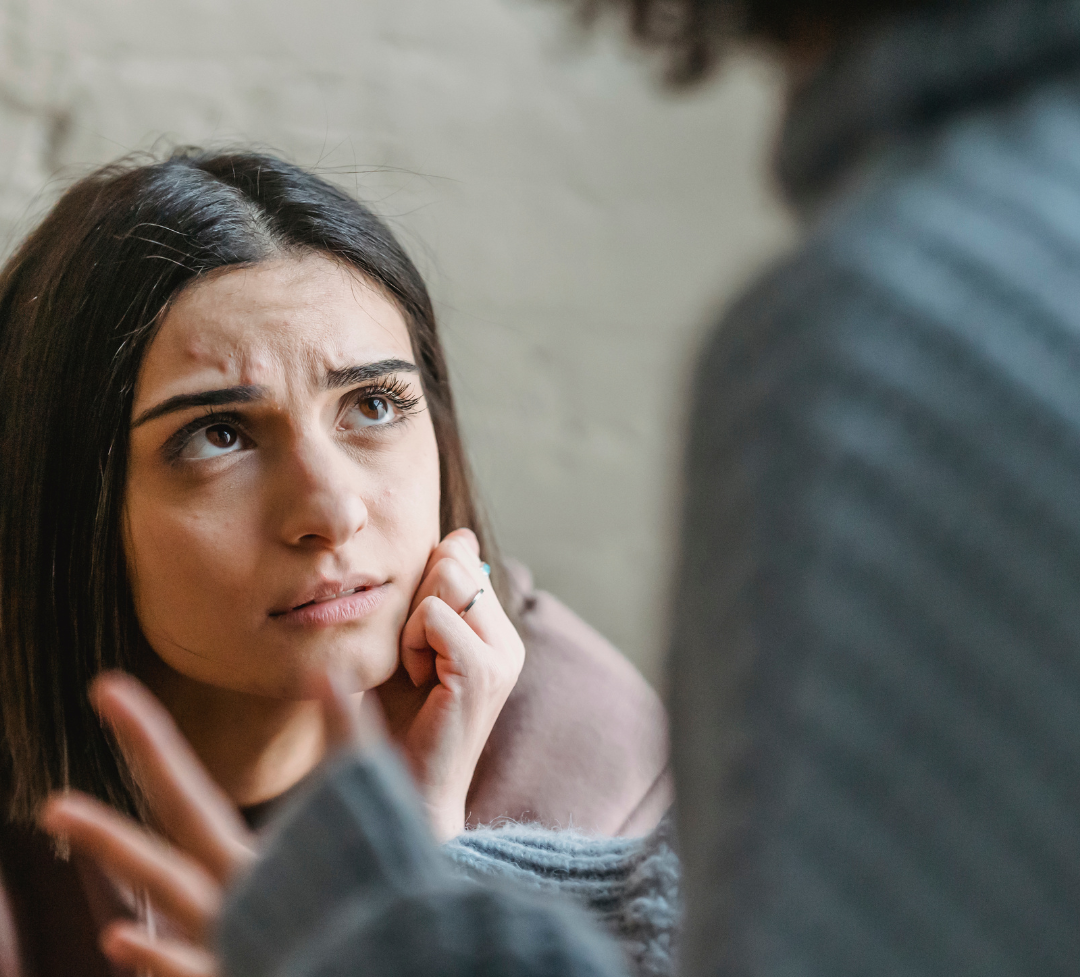 eine person schlägt frustriert die hände über dem kopf zusammen